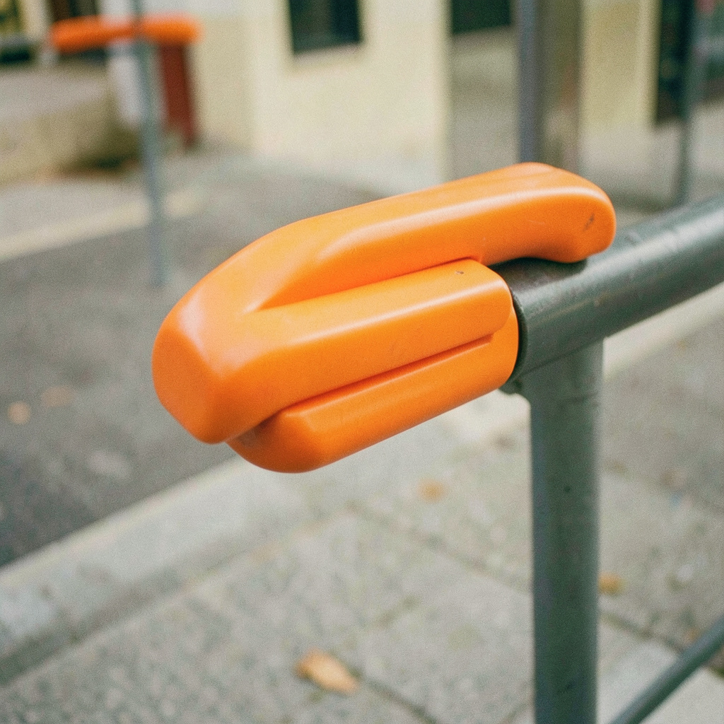 Stylized icon of a handrail, representing plastic-wood armrests and railing systems.